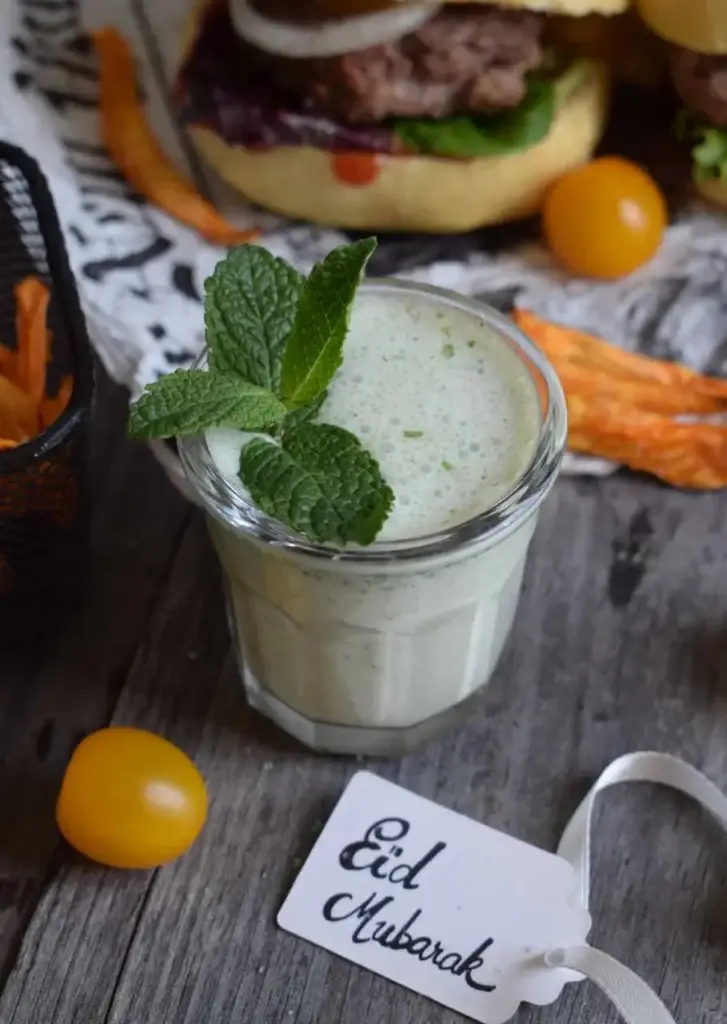 Bol de sauce raïta au yaourt et à la menthe fraîche