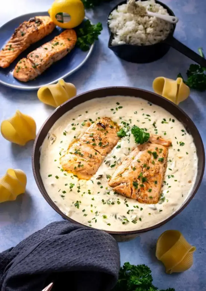 Pavé de saumon poêlé nappé de sauce Boursin aux épinards