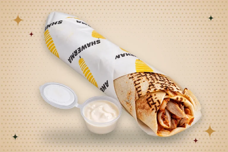 Shawarma roulé au poulet dans son pain libanais grillé avec sa sauce à l'ail, chez Shawerman à Lyon