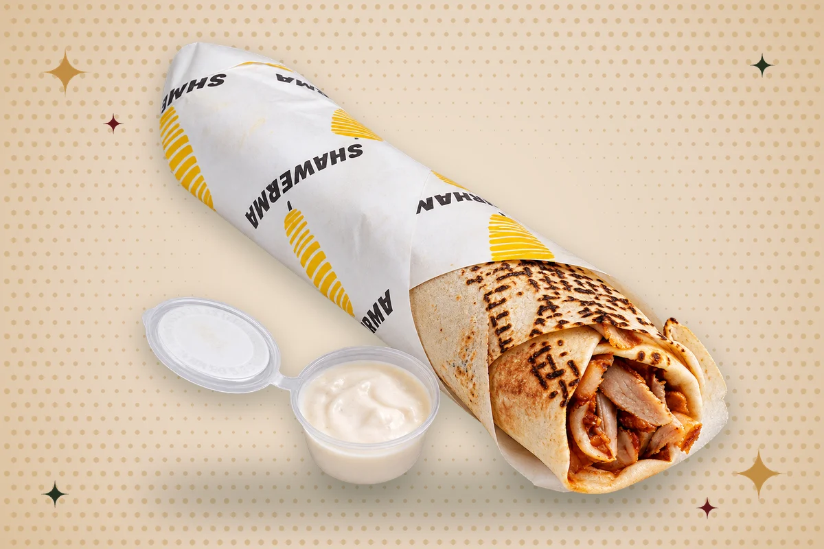 Shawarma roulé au poulet dans son pain libanais grillé avec sa sauce à l'ail, chez Shawerman à Lyon
