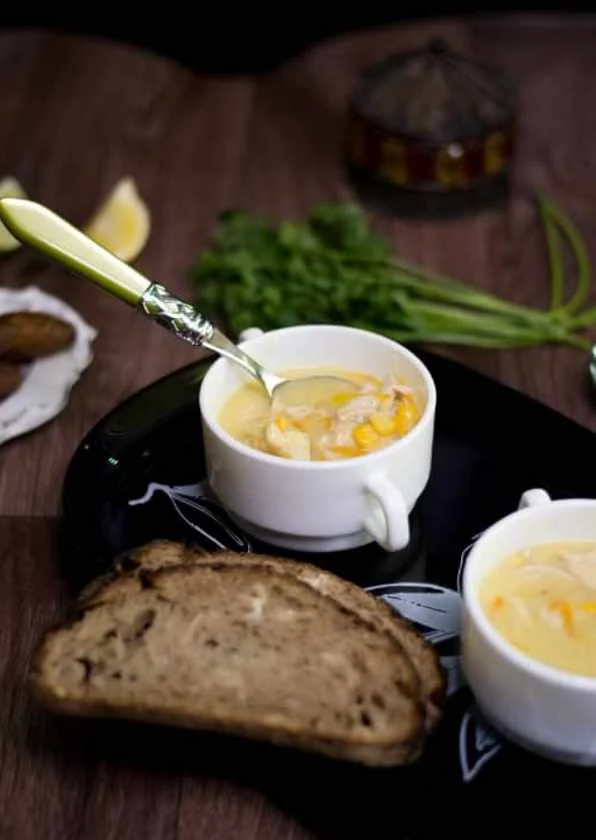 Soupe de maïs au poulet servie dans un bol blanc avec pain grillé
