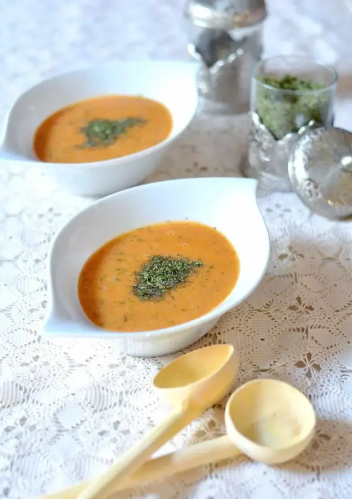 Soupe ezo gelin turque aux lentilles corail et boulgour servie avec citron