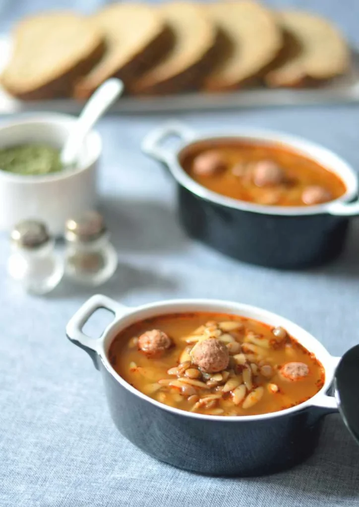 Soupe de langues d’oiseau aux lentilles et boulettes de viande servie dans des cocottes
