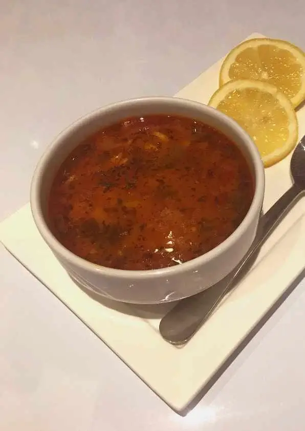 Soupe de langues d’oiseau à la viande hachée et à la menthe