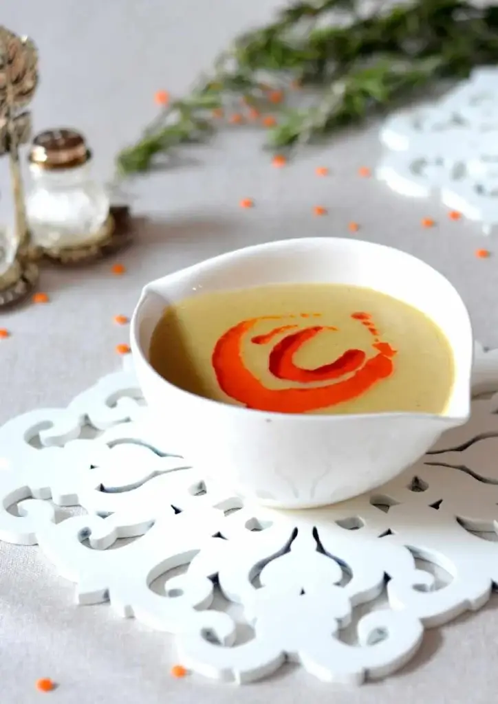 Soupe de lentilles corail veloutée façon restaurant turc servie avec citron