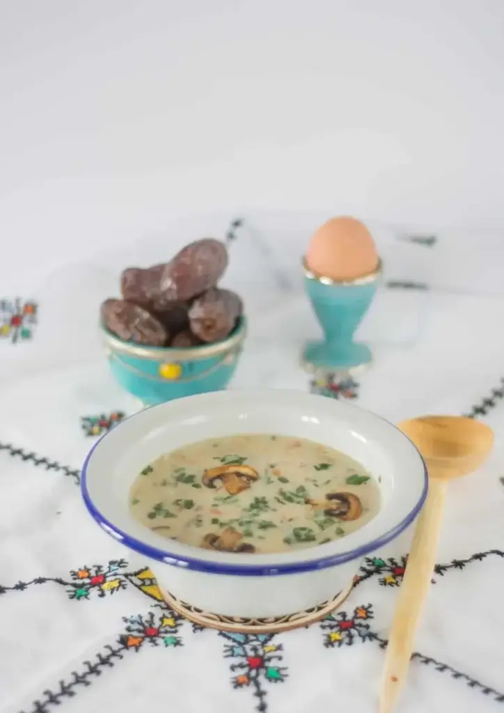 Soupe crémeuse au poulet et champignons servie dans un bol avec persil frais