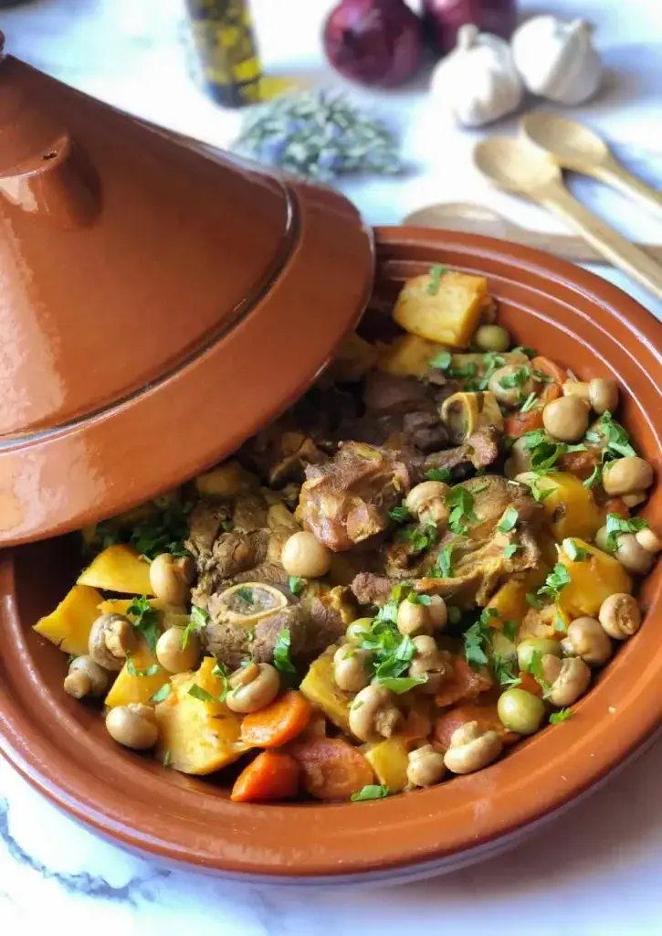 Tajine d’épaule d’agneau aux carottes, pommes de terre et olives