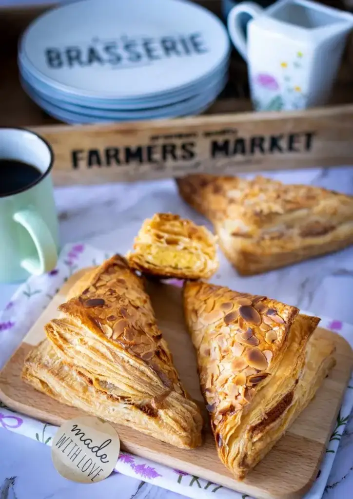 Triangles feuilletés dorés à la crème d’amandes et amandes effilées