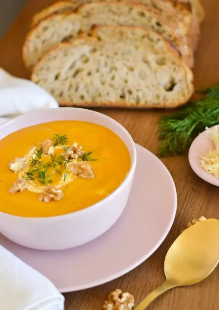 Velouté de patate douce à la crème de coco et curry servi dans un bol