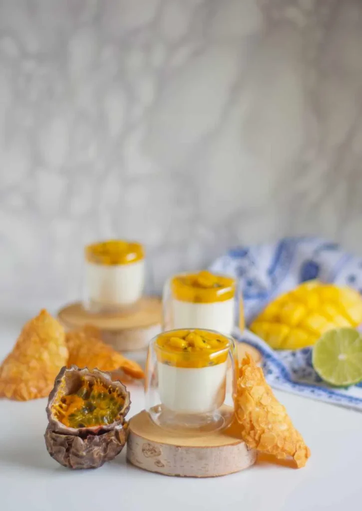 Verrines de mousse coco et mangue-passion avec tuile aux amandes