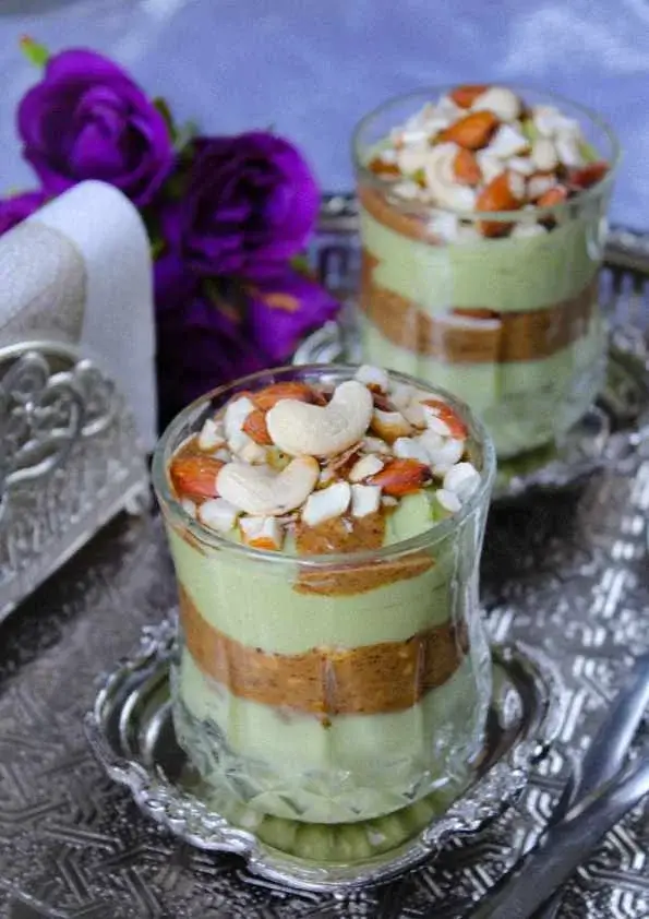 Verrines de crème d’avocat avec amlou et fruits secs concassés