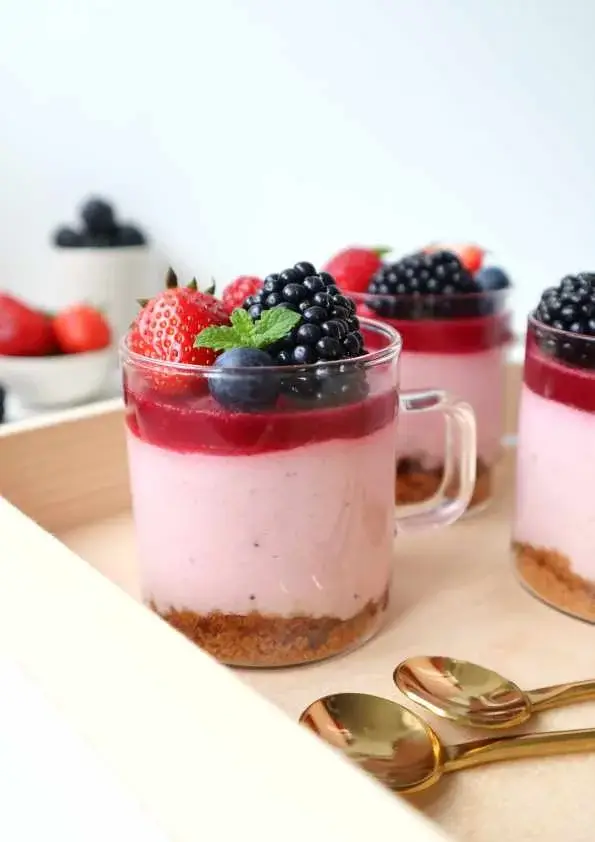 Verrines de mousse aux fruits rouges sur spéculoos décorées de fruits
