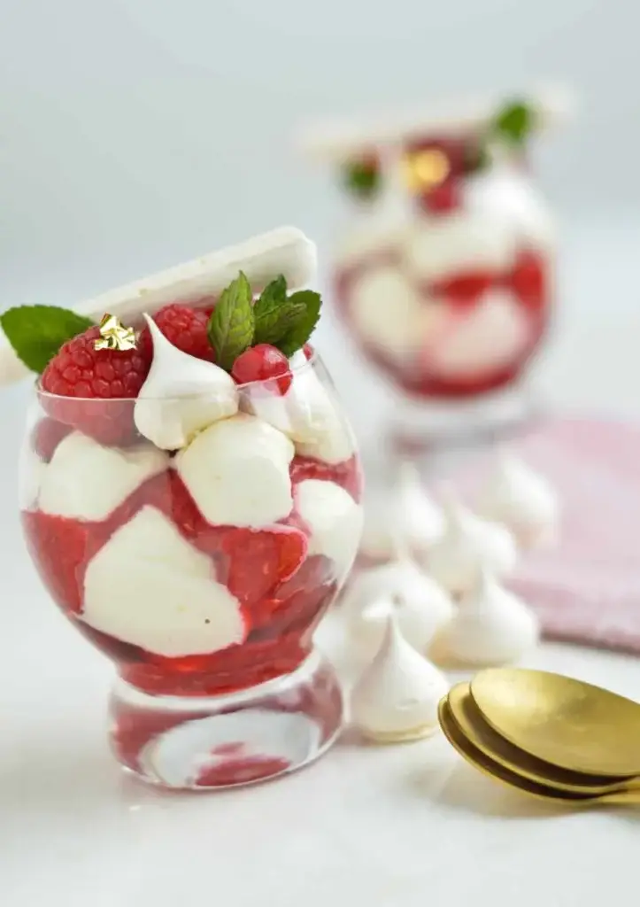 Verrines façon pavlova avec meringues, crème et framboises fraîches
