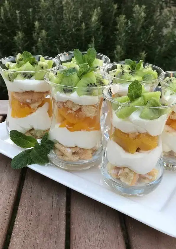 Verrines pêche-kiwi avec chantilly mascarpone et boudoirs