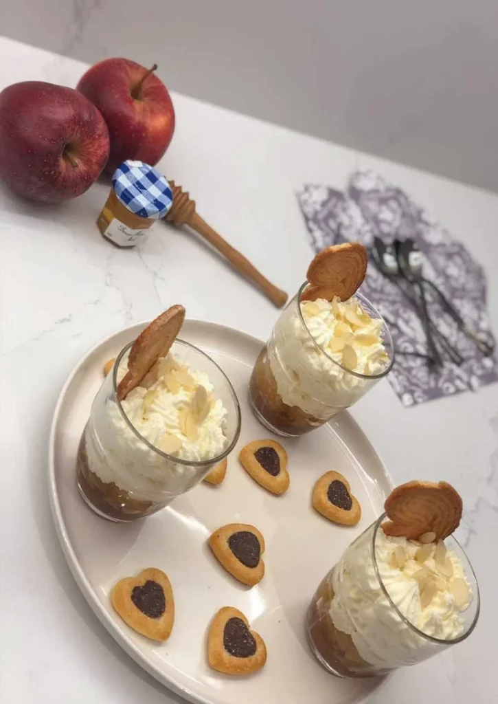 Verrines aux pommes caramélisées, crème au miel et biscuits émiettés