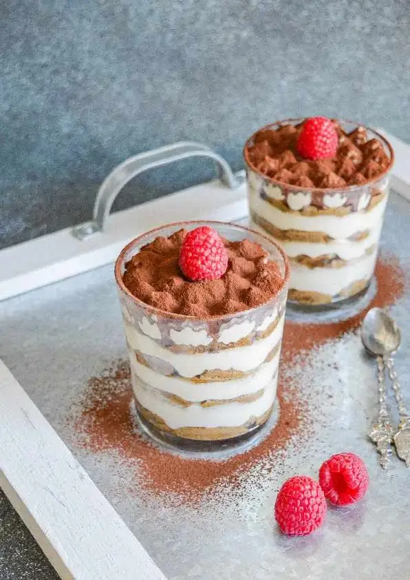 Verrines de tiramisu au café saupoudrées de cacao