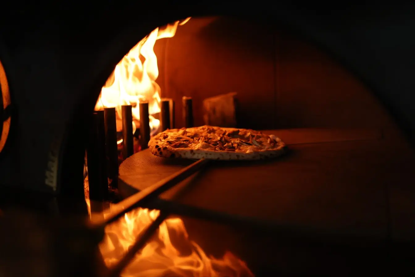 Pizza dans le four à bois de la pizzeria Vittoria, avenue de Corbetta à Corbas