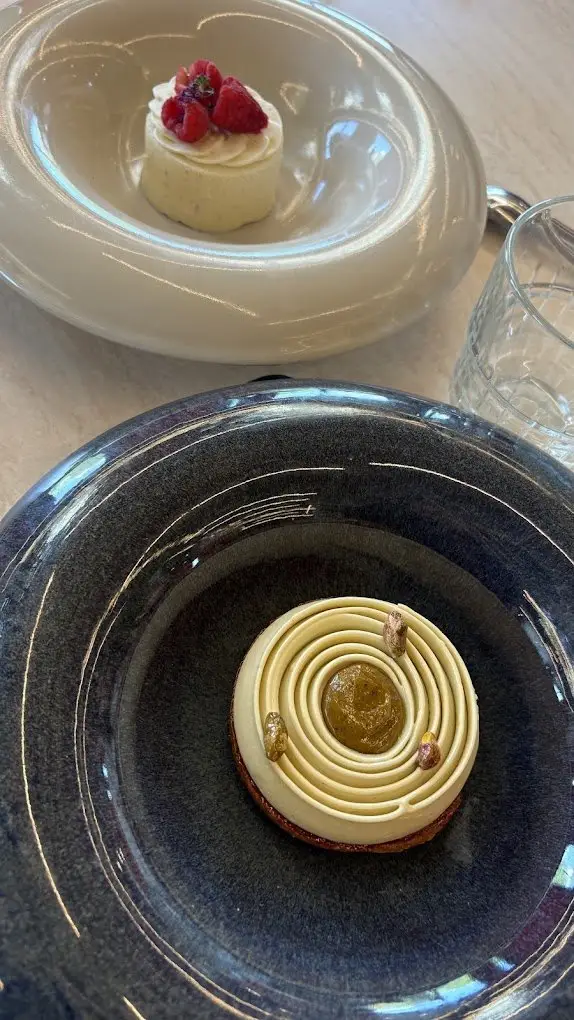 Desserts signés par un Meilleur Ouvrier de France chez Wave : Pistachio et Fleur Blanche à la framboise