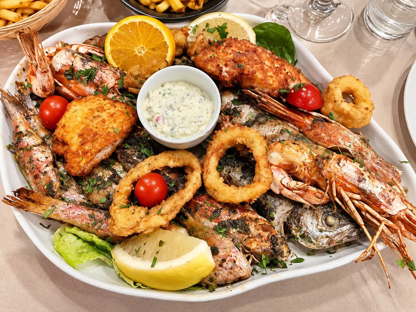 Plateau de poissons et fruits de mer grillés chez Wave : gambas, rougets, poisson pané, calamars, restaurant de poissons à Vaulx-en-Velin