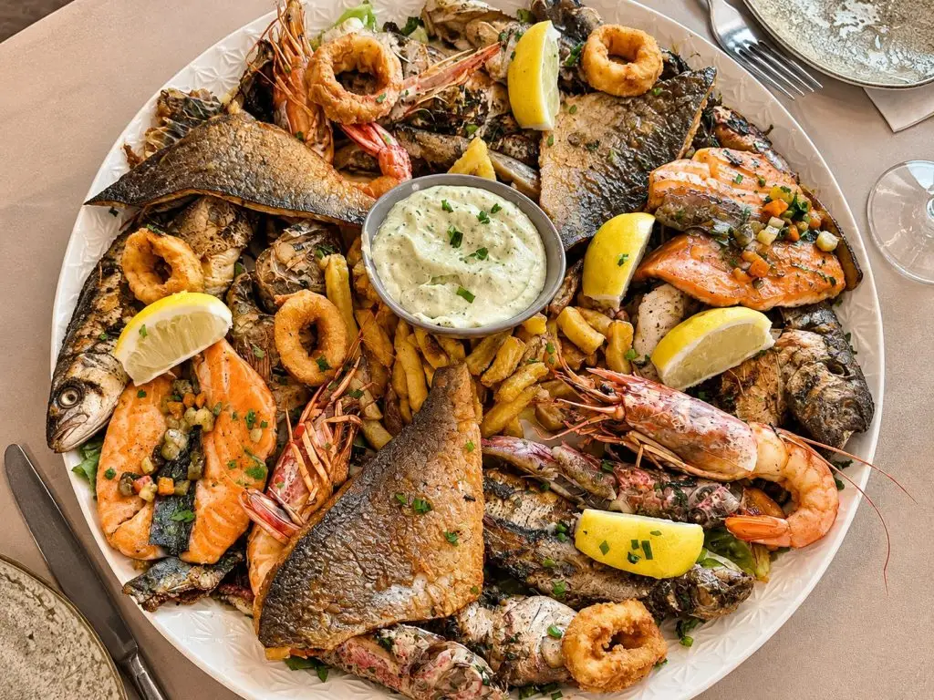 Plateau Signature de Wave : saumon grillé, dorade, sardines, rougets, crevettes royales, calamars frits et sauce tartare, Vaulx-en-Velin